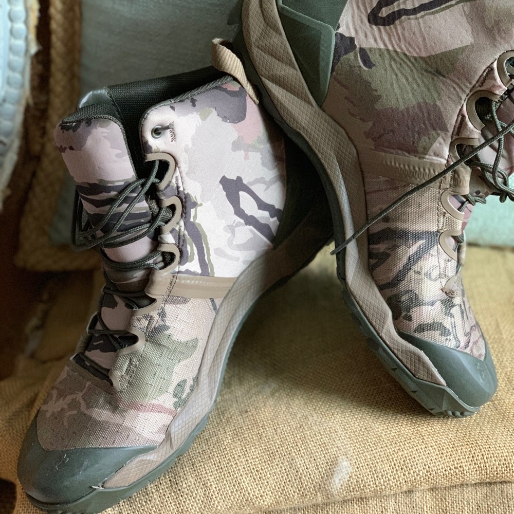 NWOT - Men”s UNDER ARMOR Gortex Boots